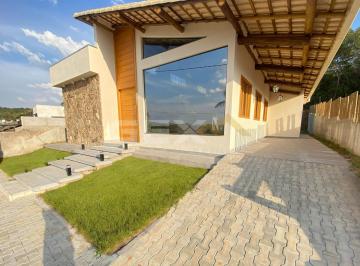 Casa · 174m² · 3 Quartos · 2 Vagas · Casa à Venda no Condomínio Recanto do Lago em Carmo de Cajuru- MG.