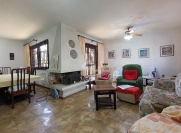 Casa · 214m² · 3 Quartos · 2 Vagas · Casa no Jardim Planalto com três dormitórios/ terreno com 720m²