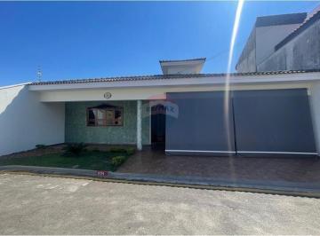 Casa · 238m² · 3 Quartos · Casa Térrea com 3 quartos sendo 1 suíte e churrasqueira