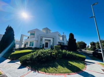 img-20250611-wa0052-17496529057809.jpg · Casa 4 Suítes, Piscina - Jurerê Internacional - Florianópolis/SC