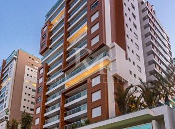 banner-1b8a4f64a115e544b82097478bd16d74-1762444368050.jpg · Cobertura à venda na Beira Mar, Florianópolis/SC, com 3 suítes e piscina privativa