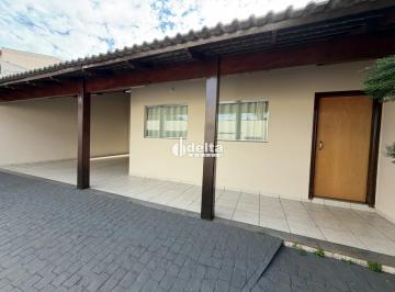 Casa · 250m² · 3 Quartos · 4 Vagas · Casa residencial com 3 suítes disponível para locação no bairro Tabajaras em Uberlândia-MG