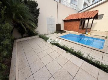 Casa · 250m² · 3 Quartos · 4 Vagas · Casa com 3 quartos sendo suítes disponível para locação e venda no bairro Tabajaras em Uberlândia-MG