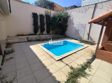 Casa · 250m² · 3 Quartos · 4 Vagas · Casa residencial com 3 suítes disponível para locação e venda no bairro Tabajaras em Uberlândia-MG