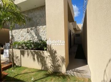 Casa · 300m² · 3 Quartos · 2 Vagas · Casa com 3 quartos sendo 1 suite com closet disponível para venda no bairro Novo Mundo em Uberlândia