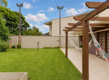 Casa de 4 quartos, Curitiba · Casa encantadora com espaçoso quintal - Barreirinha