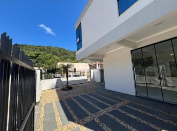 Casa · 91m² · 3 Quartos · 2 Vagas · Sobrado de esquina 3 dormitórios em Bombas, Bombinhas - SC
