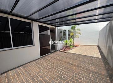 Comercial · 500m² · 2 Vagas · Casa comercial disponível para locação no bairro Jardim Patrícia em Uberlândia-MG