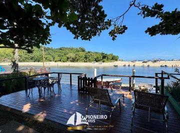 Casa · 230m² · 5 Quartos · 2 Vagas · Casa em frente ao rio com 5 quartos, área gourmet e varanda.