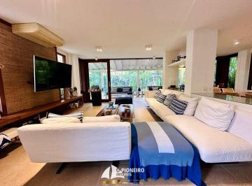 Casa · 280m² · 4 Quartos · 2 Vagas · Casa em condomínio com 4 quartos localizada na praia da Baleia