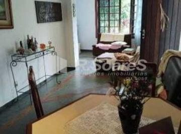 Casa · 185m² · 4 Quartos · 2 Vagas · Casa em Condomínio Fechado com 04 quartos sendo 1 suíte, área arborizada. Rua Ra