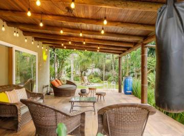 Casa · 334m² · 3 Quartos · 6 Vagas · Casa térrea à venda com terreno amplo de 1.161 m² no Atuba em Curitiba