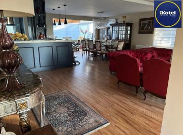 Casa · 430m² · 4 Quartos · 4 Vagas · Vende-se luxuosa casa com 4 suítes e 430m² - Gramado