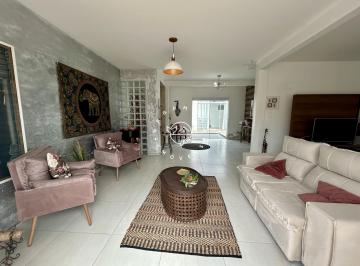 Casa · 165m² · 3 Quartos · 5 Vagas · Casa à venda, de esquina com 3 quartos e hidromassagem – Lisboa, São José/SC