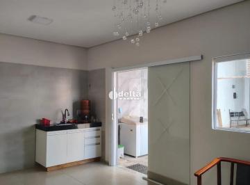 Casa · 240m² · 4 Quartos · 3 Vagas · Casa residencial com 4 quartos sendo 1 suíte disponível para locação no bairro Jardim das Palmeiras 