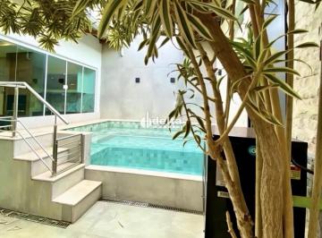 Casa · 250m² · 3 Quartos · 3 Vagas · Casa com 3 quartos, sendo 1 suíte, disponível para locação e venda no bairro Alto Umuarama em Uberlâ
