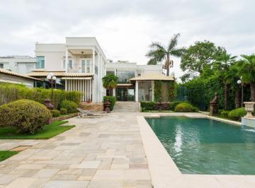 Casa · 805m² · 6 Quartos · Quando a arquitetura acerta o ângulo, a vida acerta o ritmo.