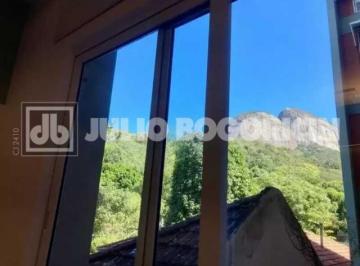 Apartamento · 135m² · 3 Quartos · 1 Vaga · Magnífico apartamento reformado e decorado por arquiteto em meio ao verde da Gáv