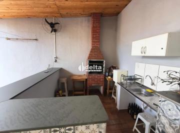Casa · 240m² · 3 Quartos · 7 Vagas · Casa residencial com 3 quartos disponível no bairro Luizote de Freitas em Uberlândia - MG.