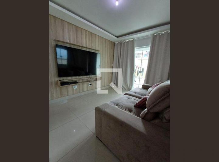 Foto do imóvel - Sobre o imóvel: Excelente casa com fino acabamento, 3 vagas, 2 quartos amplos, 2 banheiros (1.
