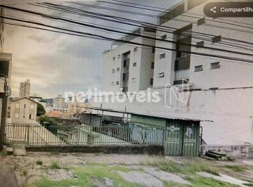 Terreno · 336m² · 2 Vagas · Localizado em uma rua plana e de fácil acesso