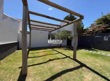 Casa · 250m² · 3 Quartos · 2 Vagas · Casa em condomínio com 3 quartos sendo 1 suíte disponível para venda no bairro Laranjeiras em Uberlâ