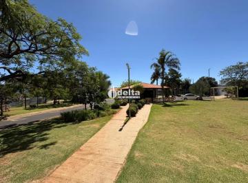 Casa · 250m² · 3 Quartos · 2 Vagas · Casa em condomínio com 3 quartos sendo 1 suíte disponível para locação no bairro Laranjeiras em Uber