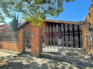 Casa · 274m² · 3 Quartos · 7 Vagas · Casa térrea para VENDA, localizada no bairro JARDIM DAS SAMAMBAIAS, na cidade de Jundiaí/SP.