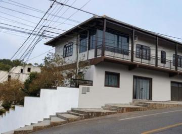 Casa · 310m² · 3 Quartos · 2 Vagas · Sobrado com Sala Comercial e Piscina à Venda no Bairro Vila Lenzi – Jaraguá do Sul
