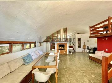 Casa · 253m² · 4 Quartos · 4 Vagas · Casa Bernardo Issler: Um Ícone da Arquitetura Brasileira!