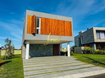 Casa · 341m² · 5 Quartos · 2 Vagas · Sobrado novo com 05 suítes