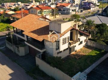 Foto 01 · Casa à Venda em Imbituba-SC: 8 quartos e 3 suítes no Vilage - Espaço e Conforto em Estilo Rústico, P