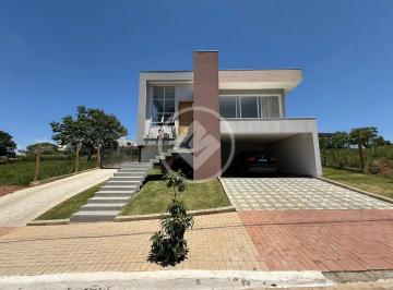 Casa · 254m² · 4 Quartos · 4 Vagas · Linda casa linear, 4 quartos, sala ampla, no imponente condomínio Gran Royalle