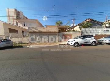 Casa · 430m² · 3 Quartos · 3 Vagas · Casa espaçosa no centro da cidade com quintal grande