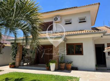 Casa central · Casa com 3 dormitórios, suíte, quiosque, piscina e energia solar no Bairro Universitário, rua tranqu