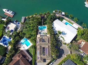 Casa · 467m² · 8 Quartos · 5 Vagas · Maravilhosa Casa de Canal a poucos passos da praia
