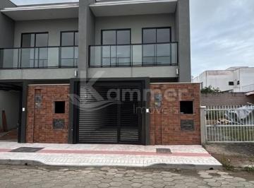 Foto 01 · Sobrado à 600 metros do mar com 3 quartos sendo 1 suite, 104m2, churrasqueira a carvão e 1 vaga de g