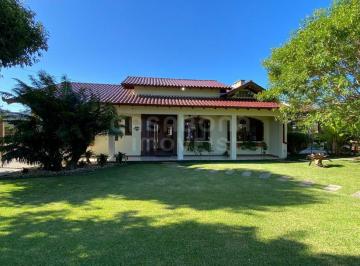 Casa de Esquina com Amplo Terreno e Piscina – Arroio do Sal · Casa de Esquina com Amplo Terreno e Piscina – Arroio do Sal