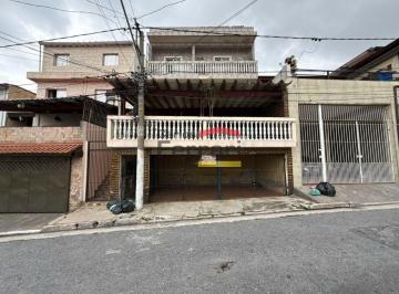 Casa · 300m² · Apartamento amplo com 3 quartos, 2 suítes, sala 2 amb., cozinha, lavanderia e sacada.