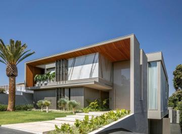Casa · 1456m² · 5 Quartos · 10 Vagas · Entrar com o pé direito é sorte. Com o pé-direito duplo, é experiência.