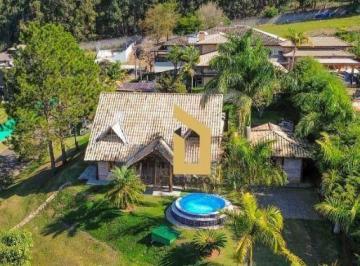 8f77e906dbb812c975b108abecdaa336fb65e61a · Casa de campo em condomínio fechado | 330m² | 4 dormitórios | 2 suítes | 6 vagas | Piscina | Spa | M