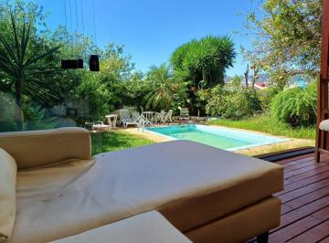 Casa · 301m² · 3 Quartos · 2 Vagas · Casa 3 quartos sendo um com suíte e hidromassagem, 2 garagens, pátio pscina