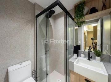 banheiro-moderno-com-box-de-vidro-e-armario · Apartamento, 2 dormitórios, 41.61 m², em Vila Nova