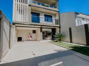 Casa · 220m² · 4 Quartos · 5 Vagas · Sobrado à venda em Curitiba-PR, bairro Guaíra. 4 s