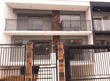 Casa · 217m² · 3 Quartos · 2 Vagas · Sobrado com 3 quartos, sendo 1 suíte, 2 banheiros