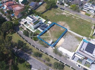 Foto 01 · Terreno plano com 866m² no condomínio Santa Mônica Jardins, Barra da Tijuca. Último lote disponível 