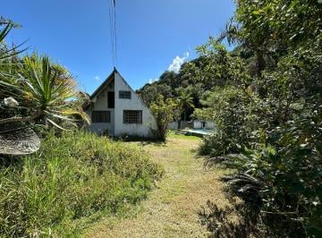 Rural de 2 quartos, Biritiba-Mirim · CHALÉ COM PISCINA EM MEIO A NATUREZA COM RIACHO NO TERRENO
