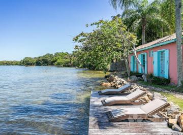 Casa · 310m² · 6 Quartos · 2 Vagas · Bela Casa no estilo Açoriano na Beira da Água - Refúgio Perfeito na Lagoa da Conceição