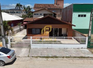Casa · 100m² · 5 Quartos · 4 Vagas · Excelente Casa com Edícula Apenas 200 mts do Mar em Região Nobre