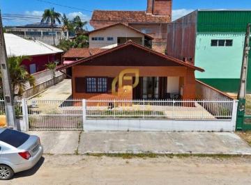 Casa · 100m² · 5 Quartos · 4 Vagas · Excelente Casa com Edícula Apenas 200 mts do Mar em Região Nobre